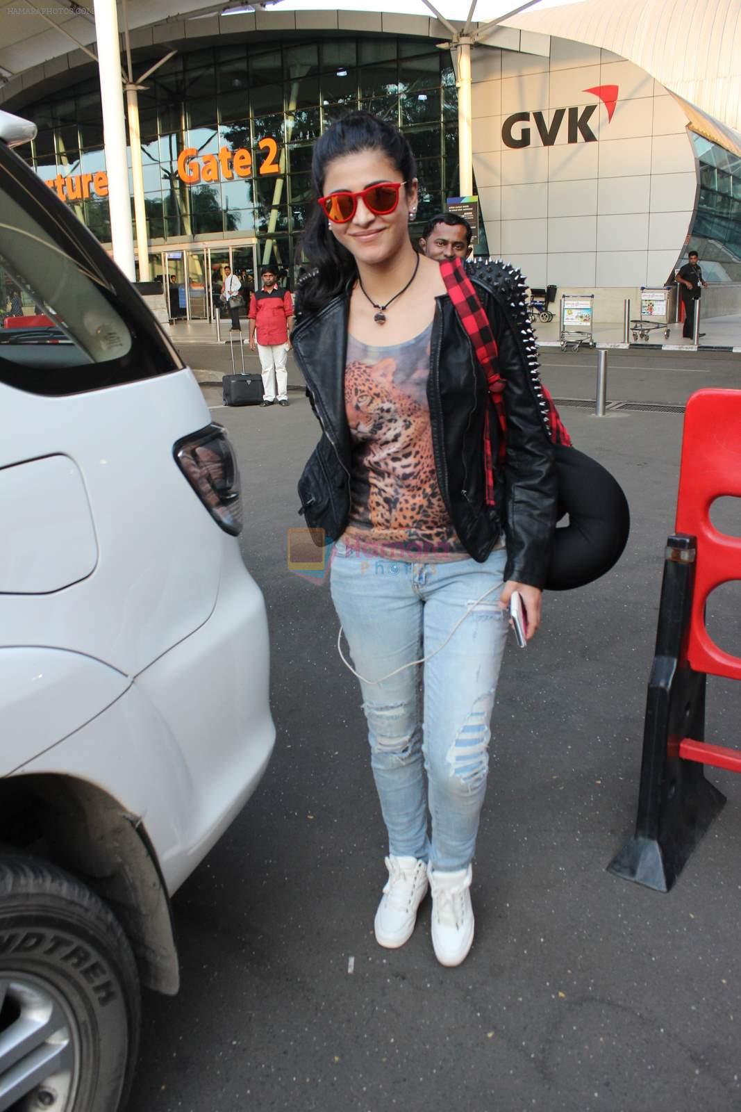 Shruti Haasan snapped at domestic airport on 7th Oct 2015