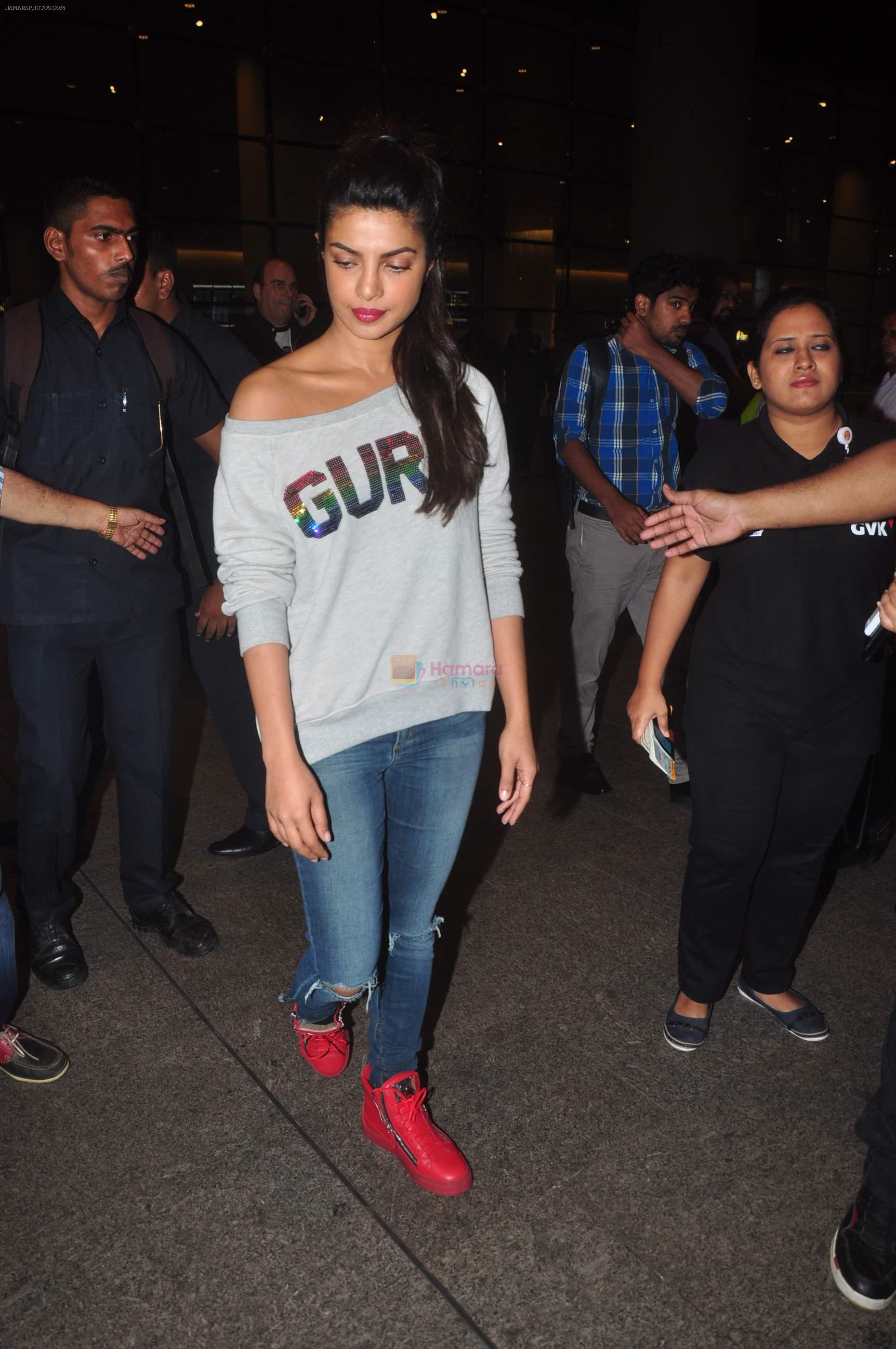 Priyanka Chopra snapped at Mumbai airport on 9th Oct 2015