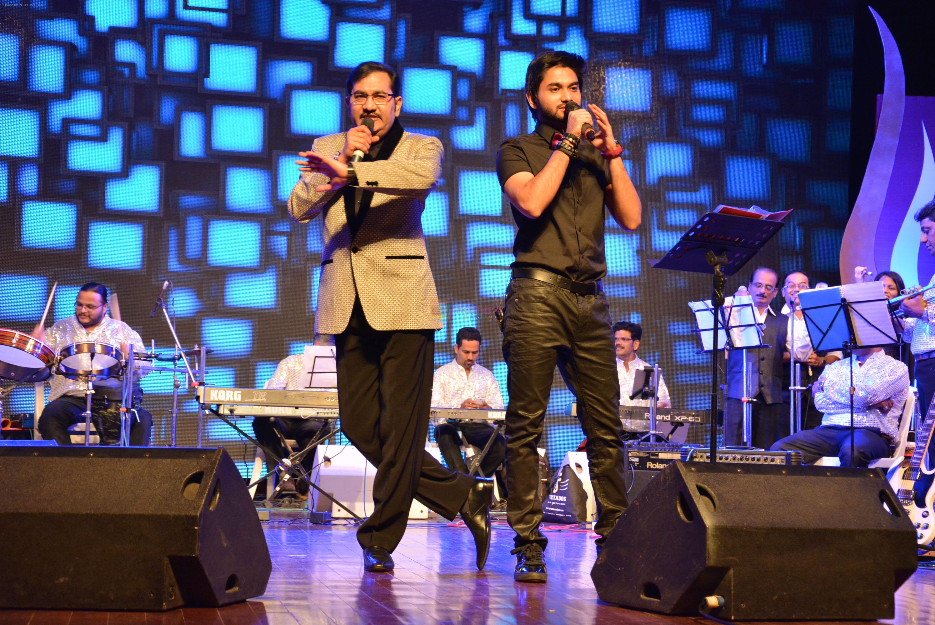 Sudesh Bhosale with son Siddhant performing at Amitabh aur Main tribute concert