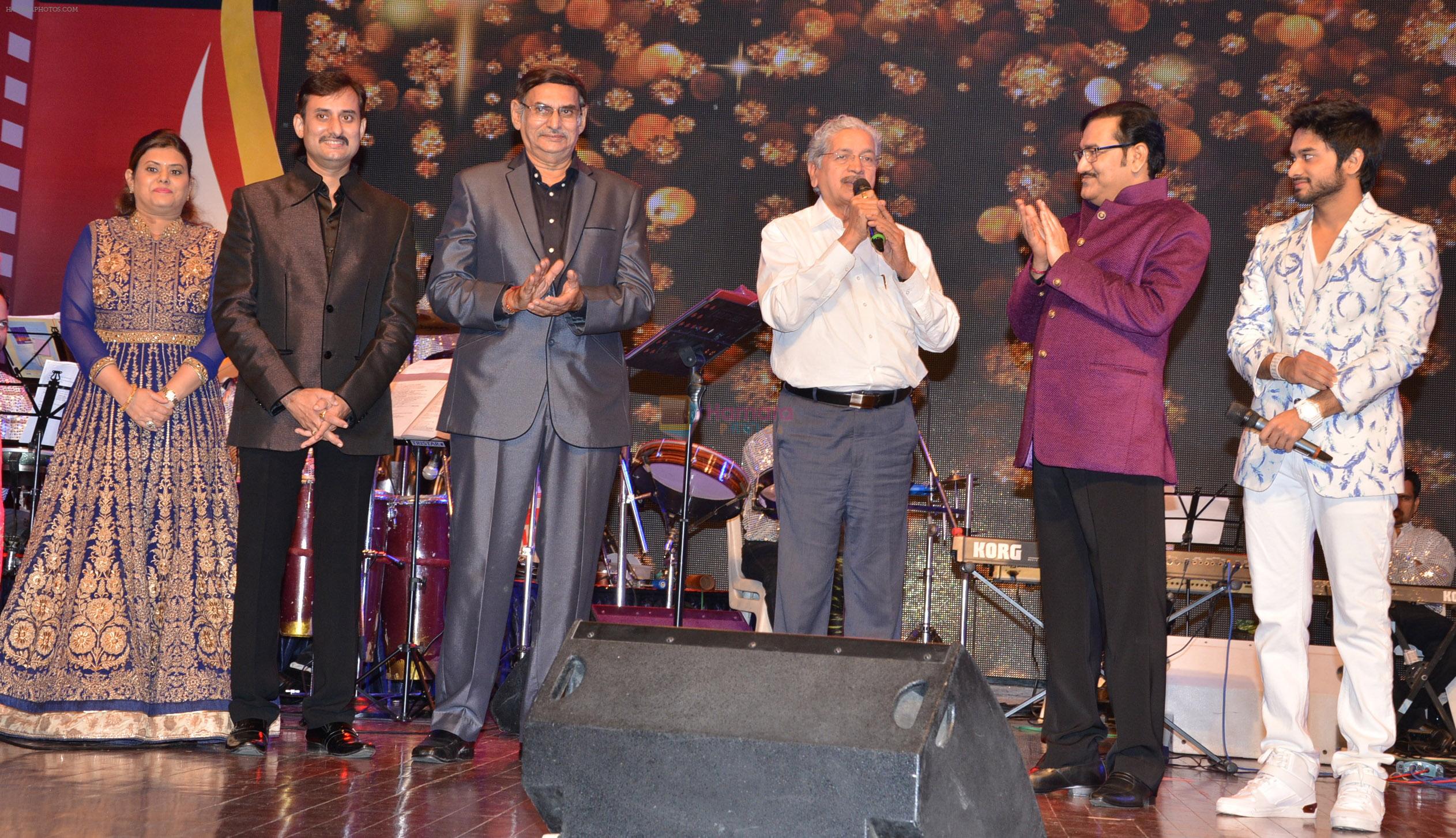 Hema Bhosale, Pravin Saraf, Ashok Kumar Saraf, Industry Minister Subhash Desai, Sudesh Bhosale and Siddhant Bhosle at Amitabh aur Main tribute concert
