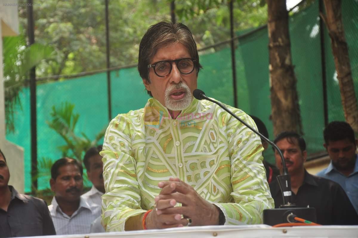 Amitabh Bachchan  celebrates his bday on 10th Oct 2015