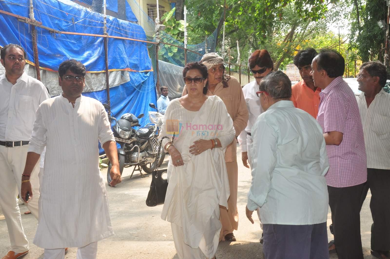 Ranjeet at Ravindra Jain funeral on 10th Oct 2015