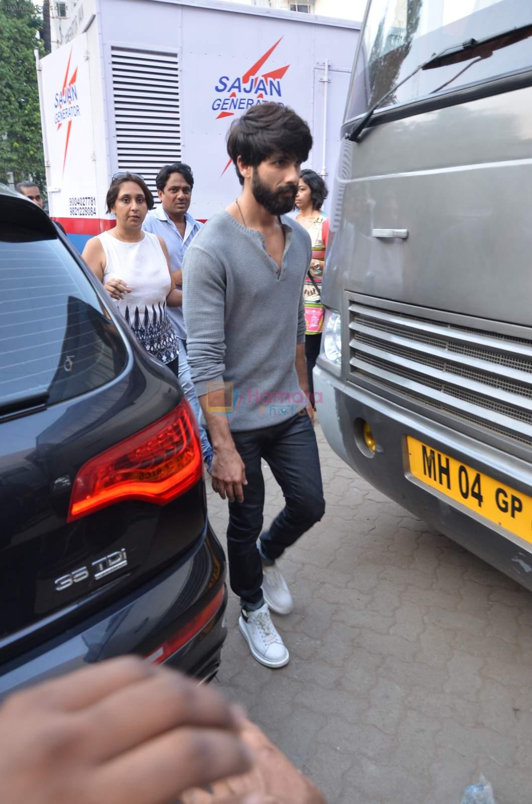 Shahid Kapoor snapped at Mehboob on 14th Oct 2015
