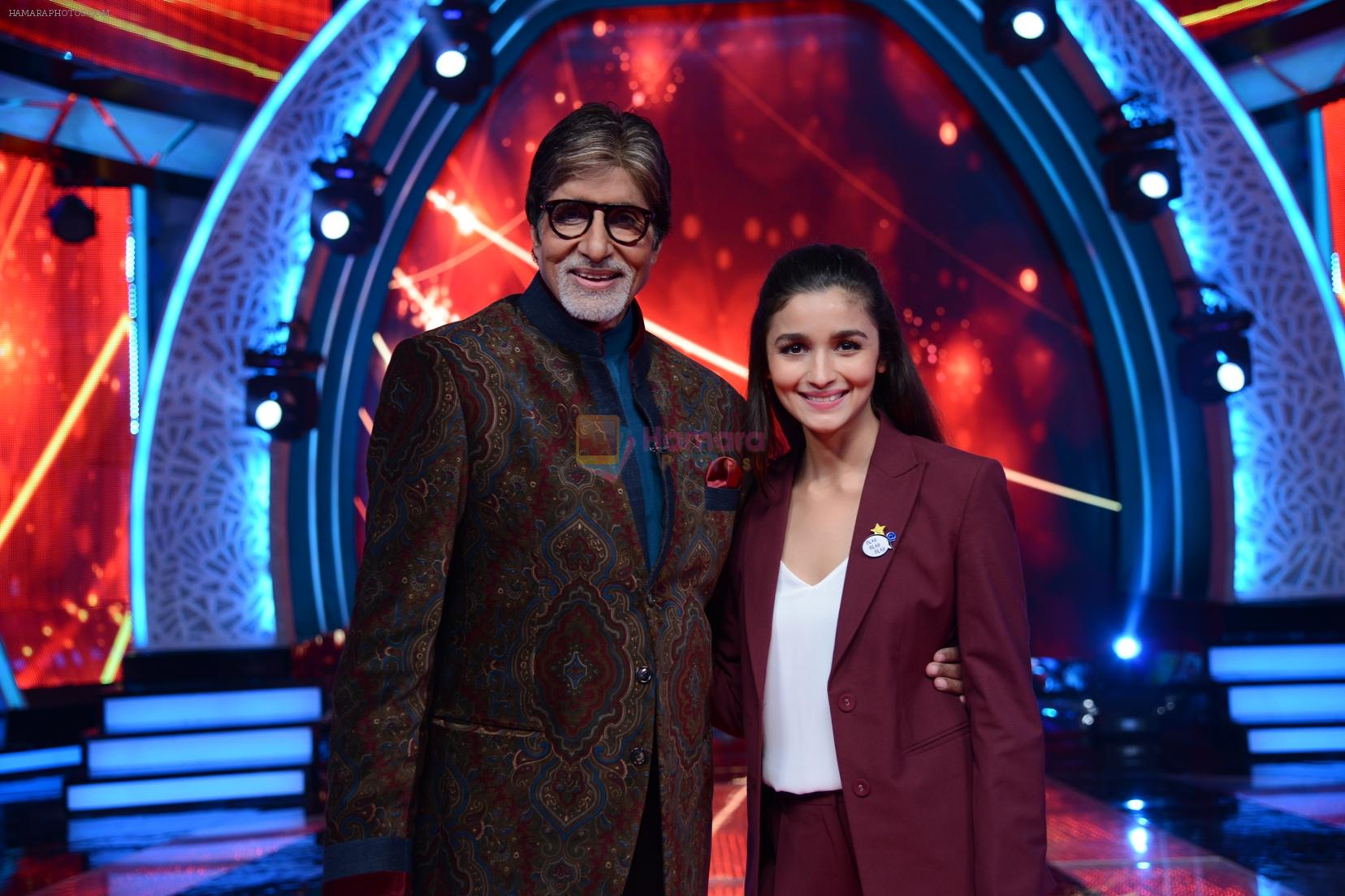 2 Alia Bhatt with Amitabh Bachchan at the shoot of Aaj Ki Raat Hai Zindagi