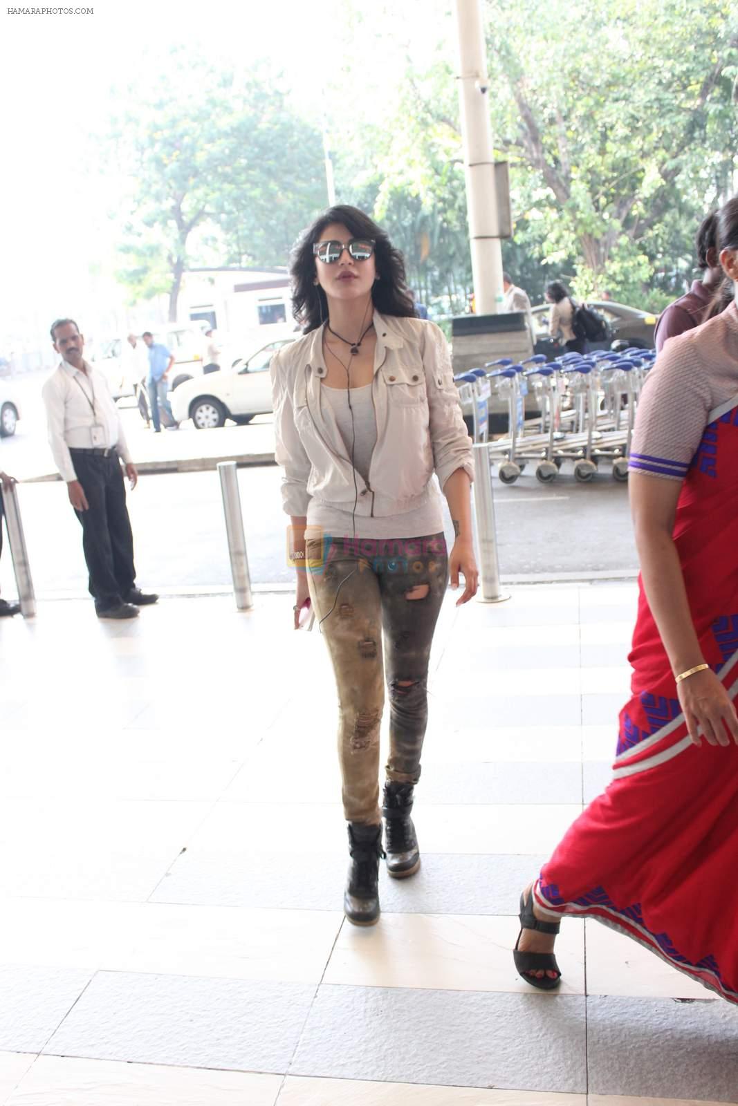Shruti Haasan snapped at airport on 14th Oct 2015