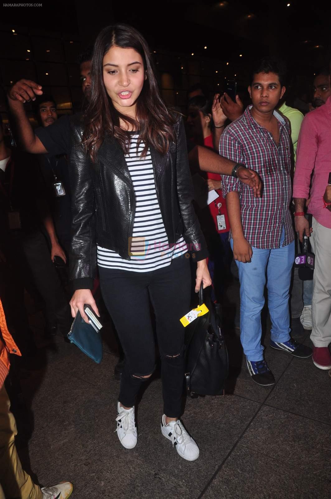 Anushka Sharma snapped at international airport on 15th Oct 2015