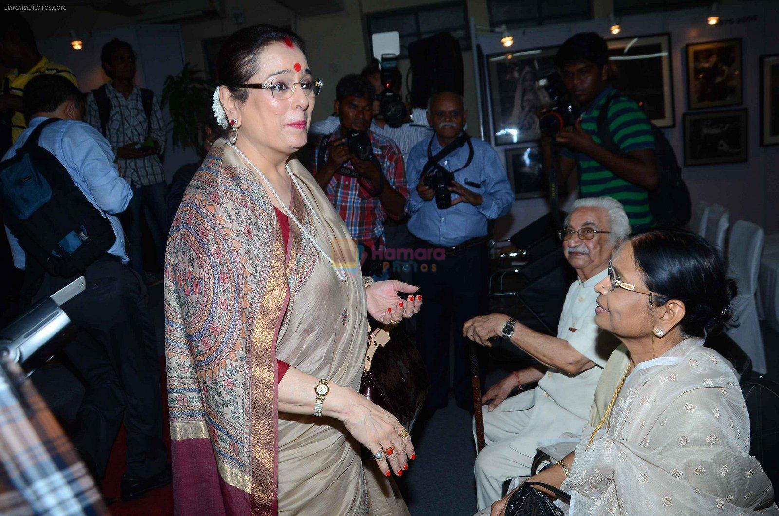 Poonam Sinha at JP Singhal exhibition on 15th Oct 2015