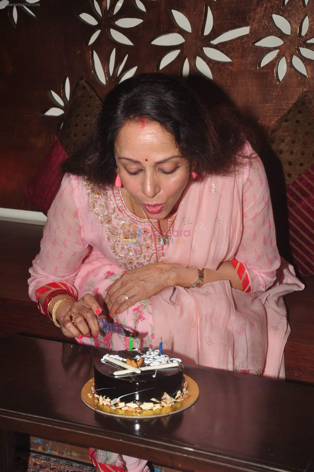 Hema Malini celebrates bday with media on 15th Oct 2015