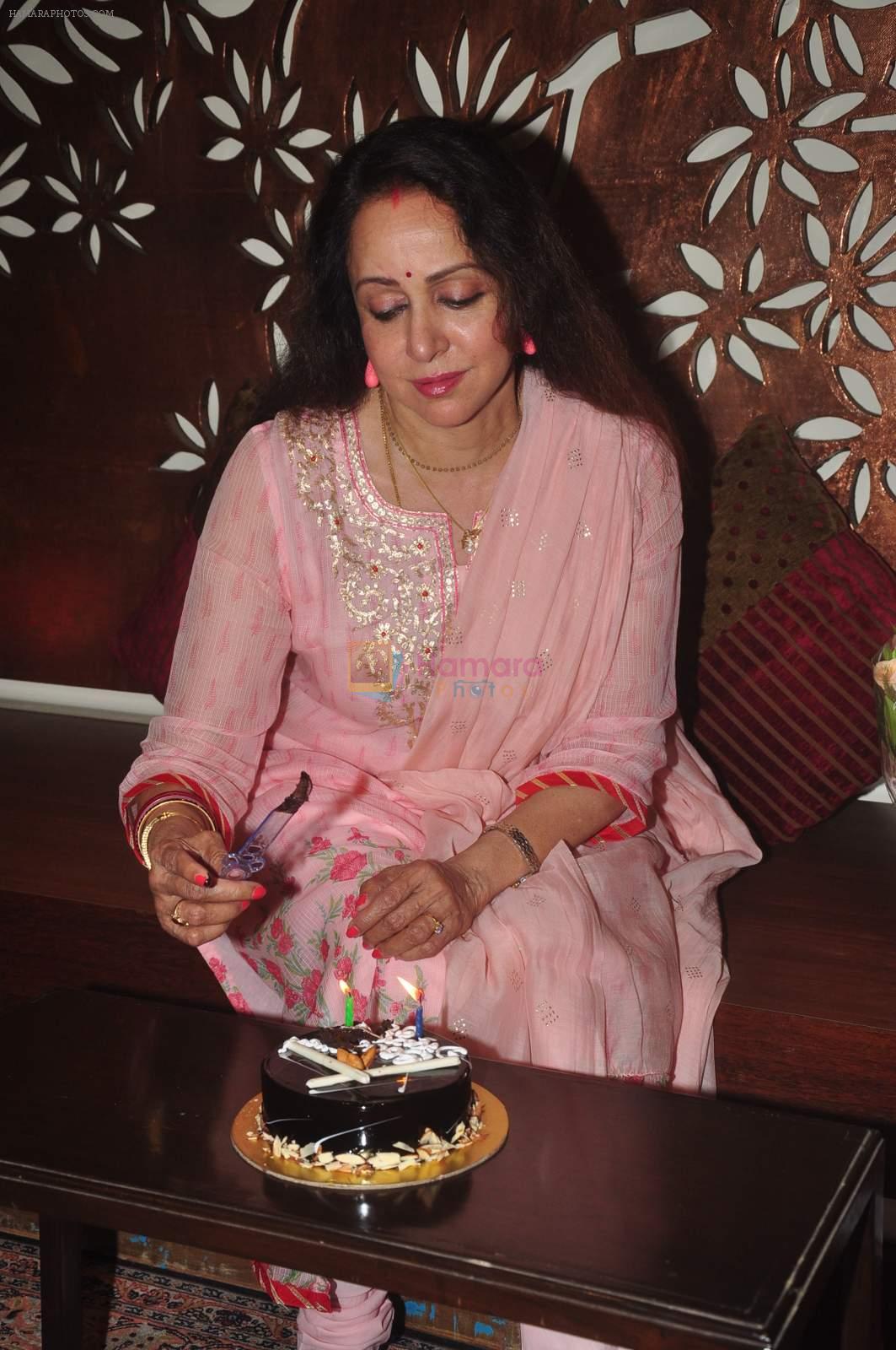 Hema Malini celebrates bday with media on 15th Oct 2015