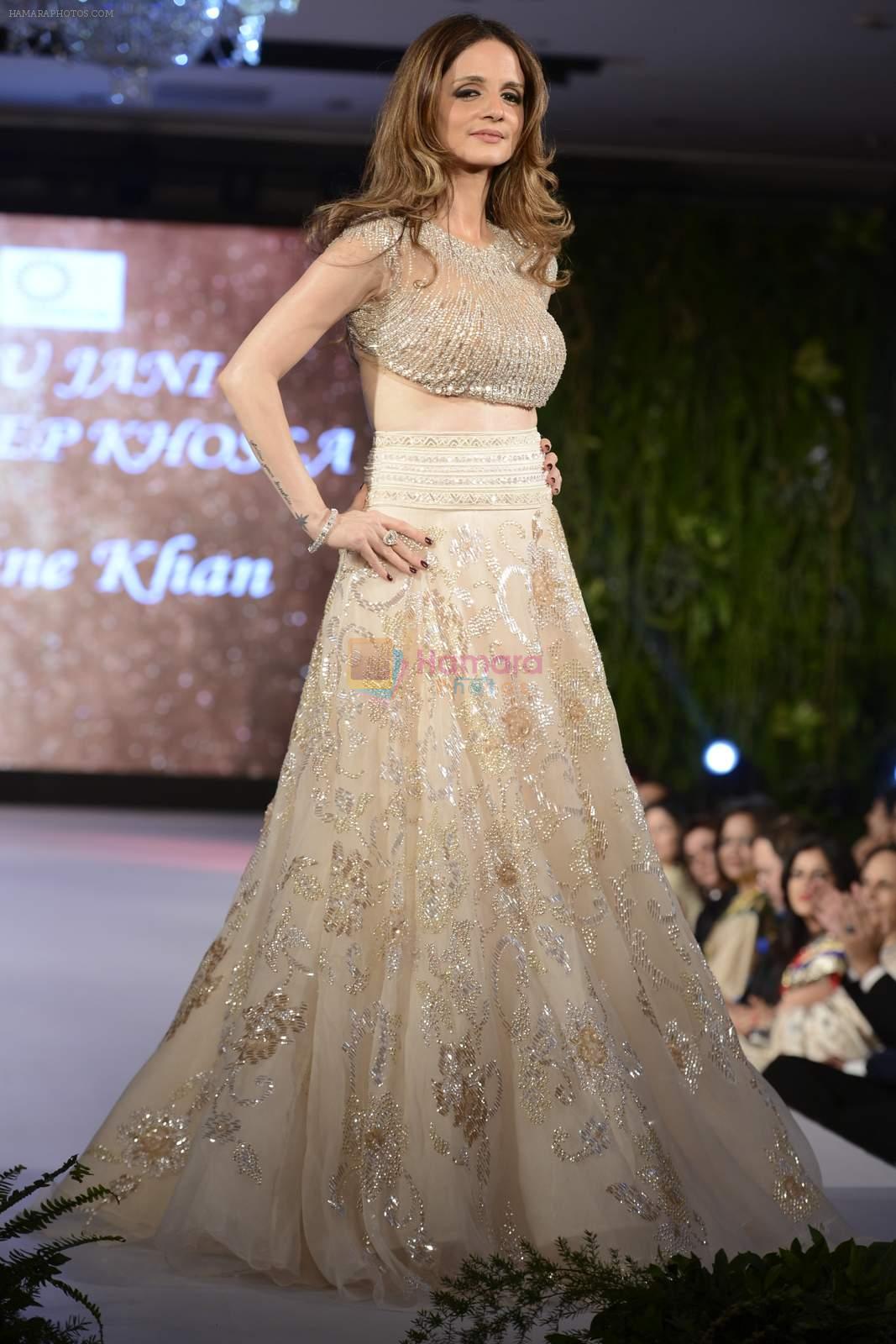 Suzanne Khan at abu jani charity show on 16th Oct 2015