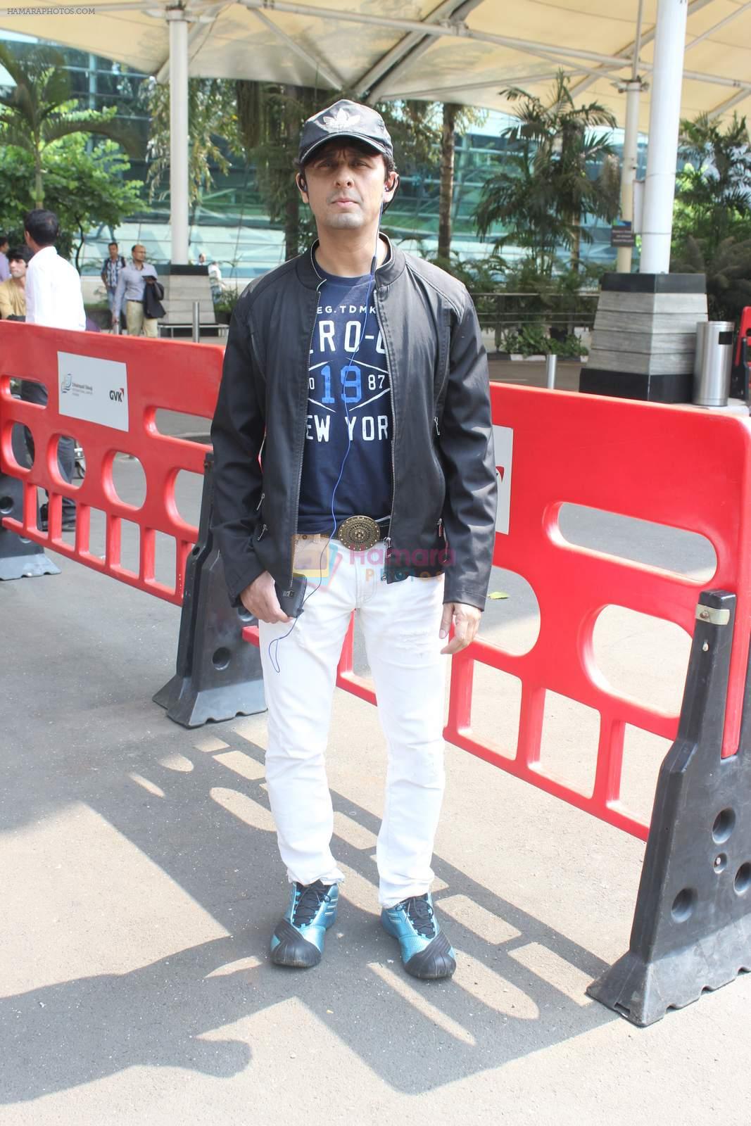 Sonu Nigam snapped at airport on 17th Oct 2015
