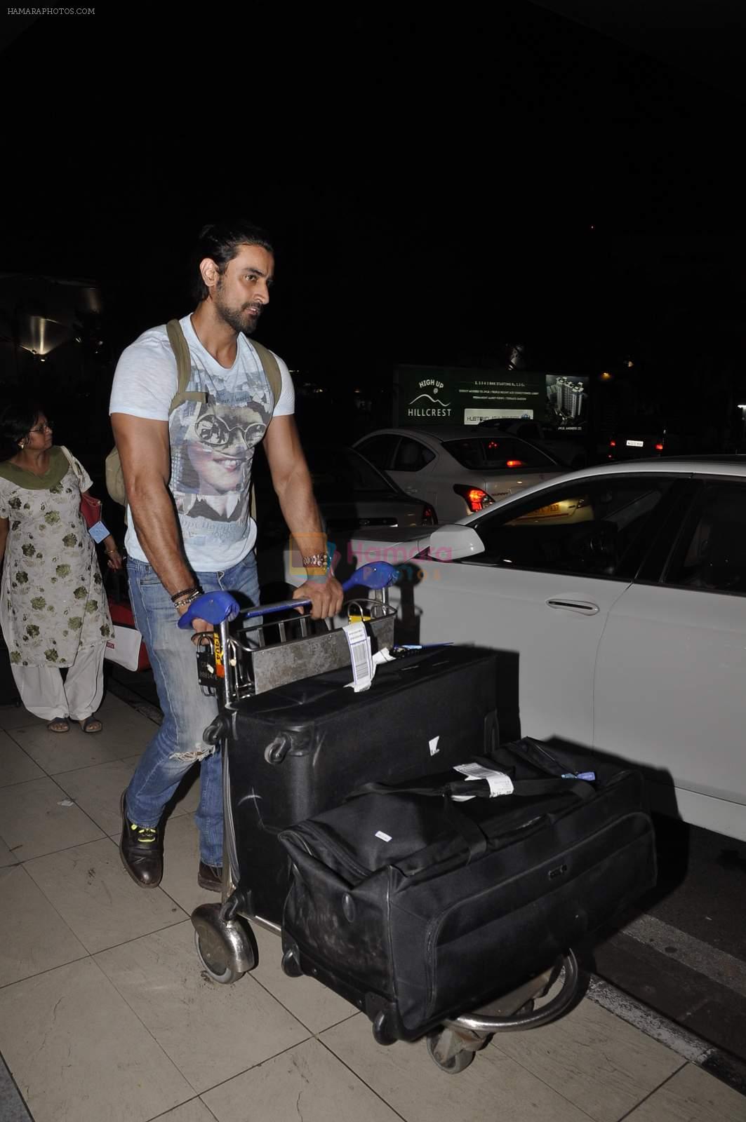 Kunal Kapoor snapped at airport on 19th Oct 2015