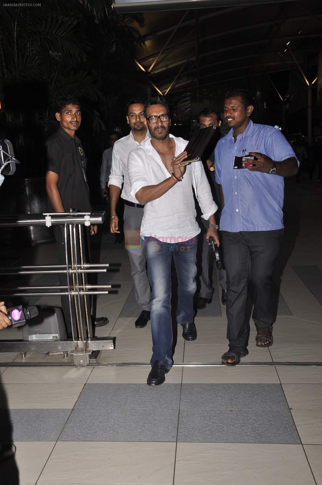Ajay Devgan snapped at airport on 19th Oct 2015