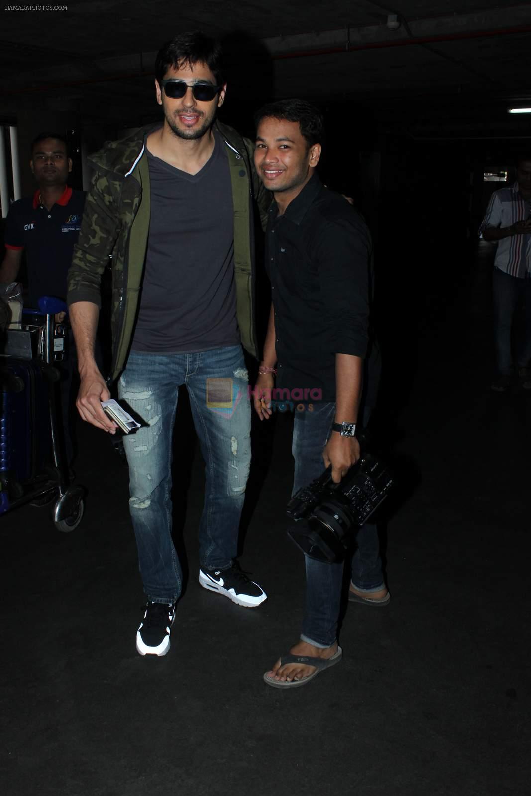 Sidharth Malhotra snapped at airport on 20th Oct 2015