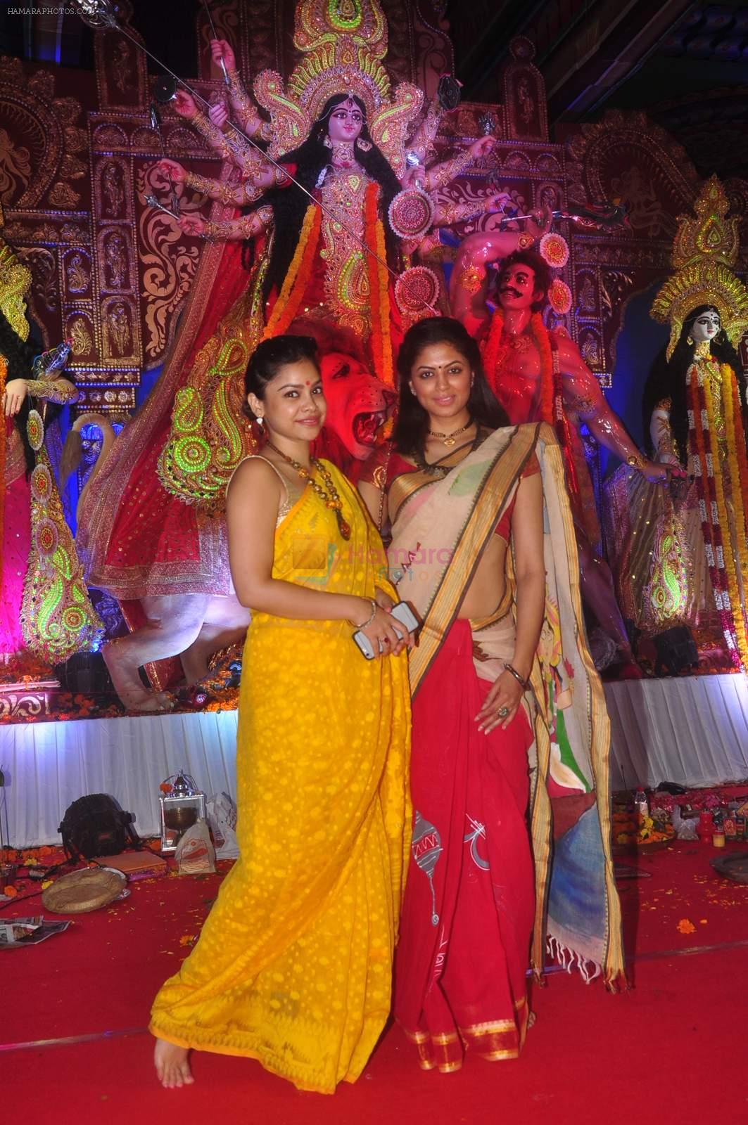 Sumona Chakravarti, Kavita Kaushik at Durga Pooja Pandal on 20th Oct 2015