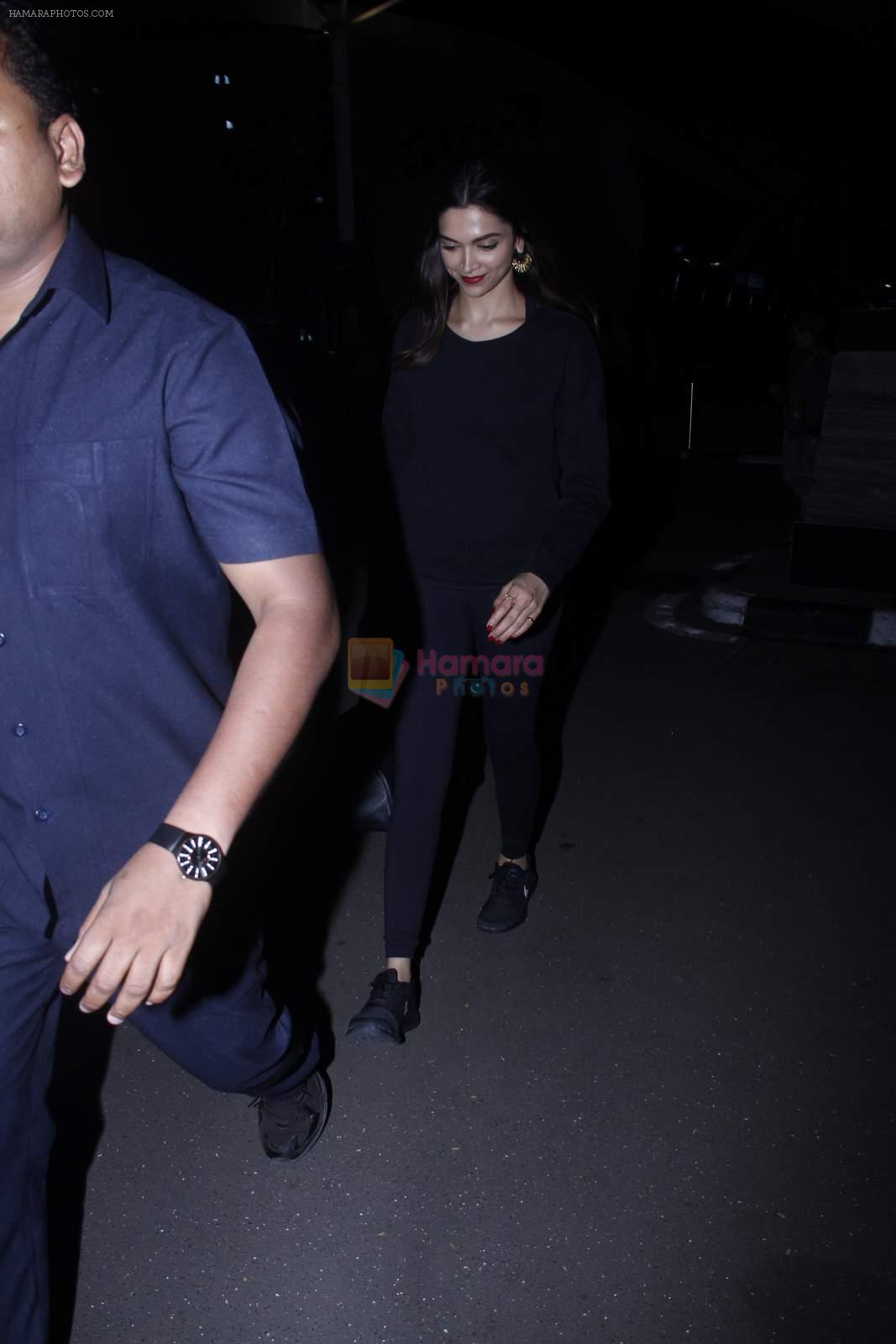 Deepika Padukone snapped at airport on 20th Oct 2015