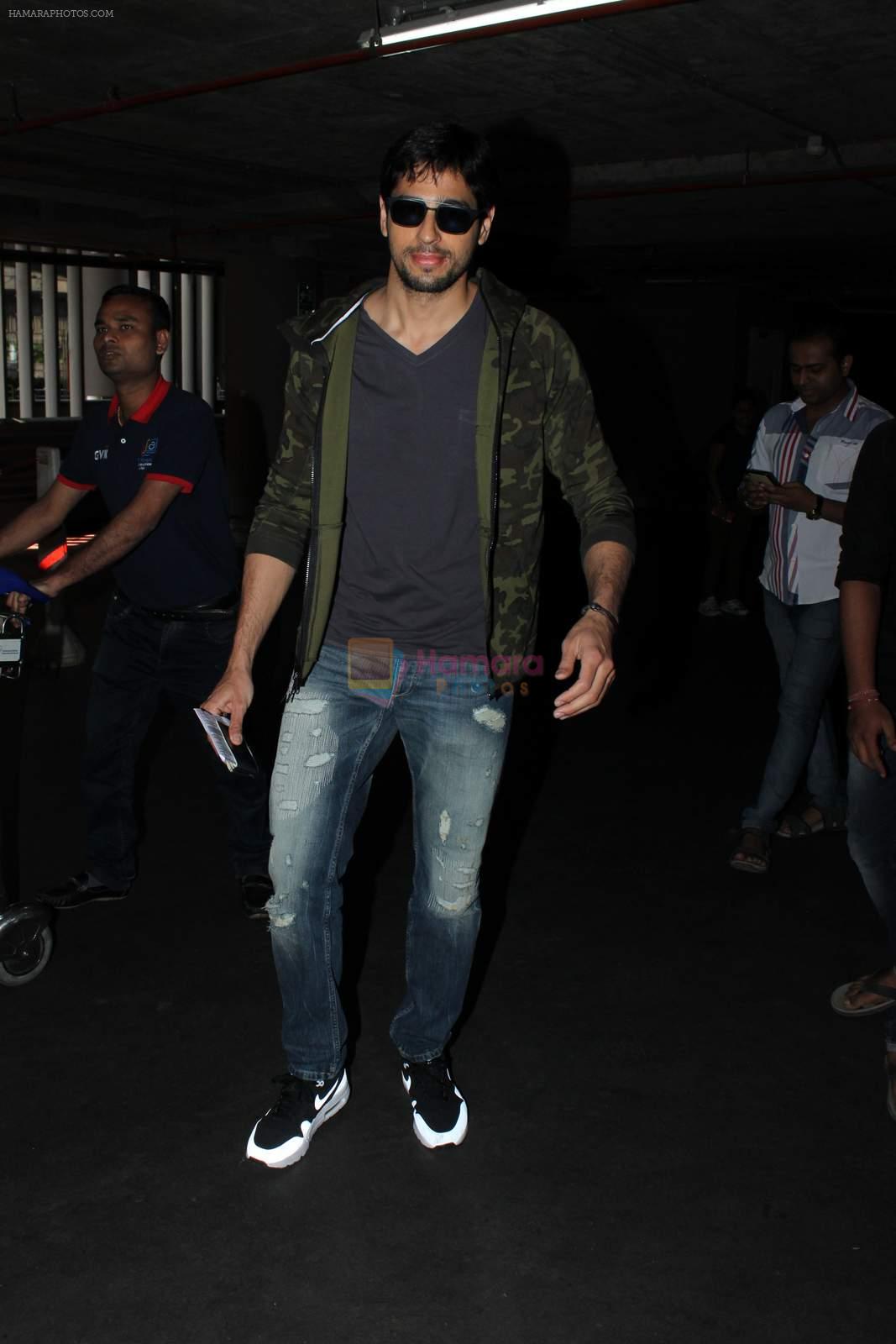 Sidharth Malhotra snapped at airport on 20th Oct 2015