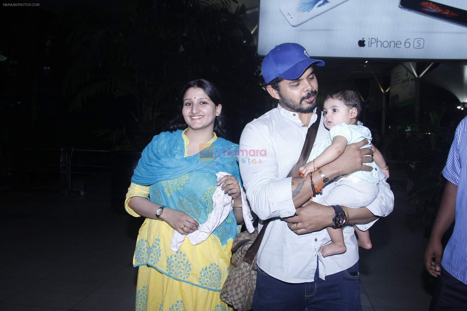 Sreesanth snapped with kid and wife as he comes to Mumbai to shoot for Mahesh Bhatt on 20th Oct 2015