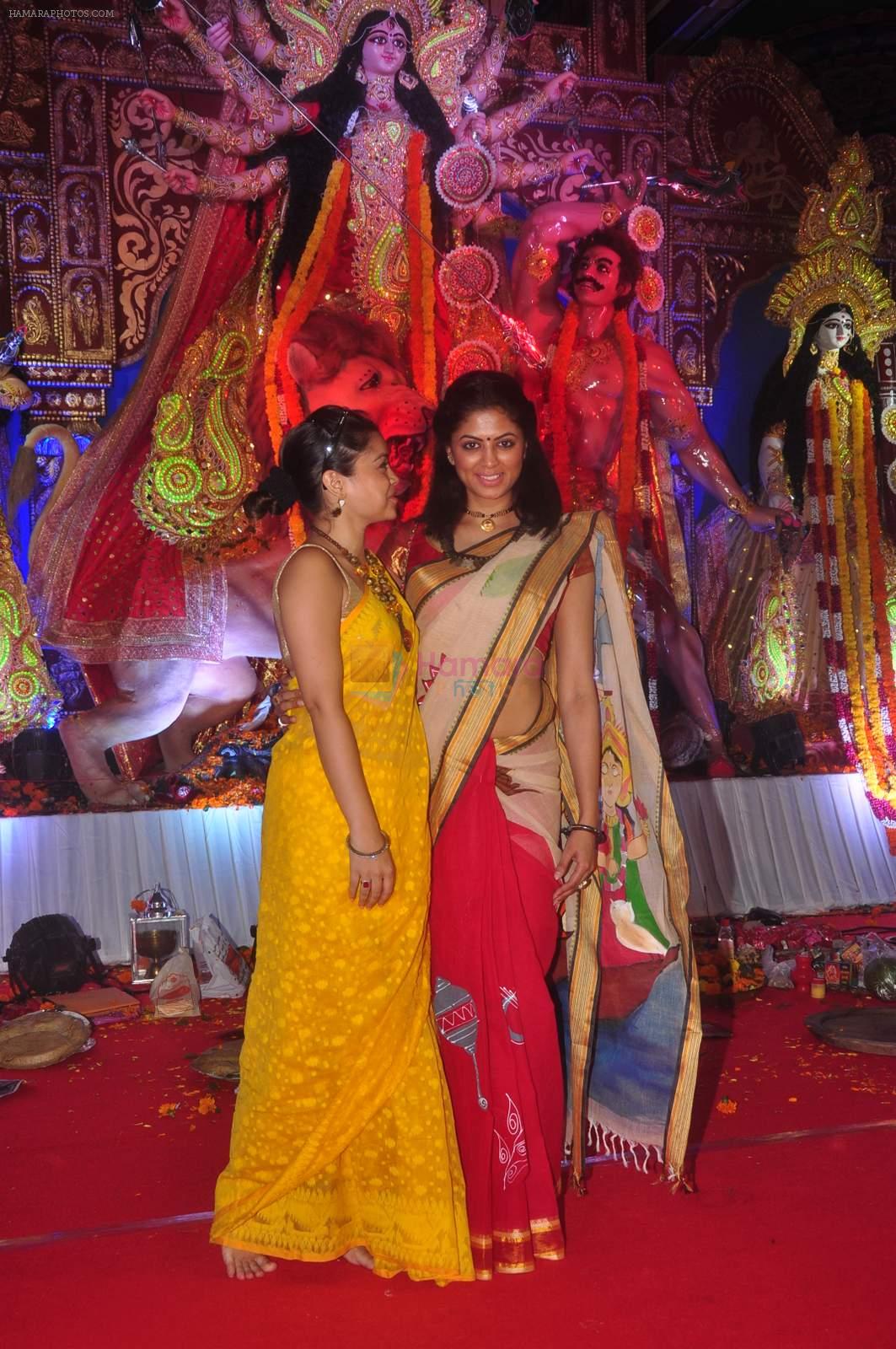 Sumona Chakravarti, Kavita Kaushik at Durga Pooja Pandal on 20th Oct 2015