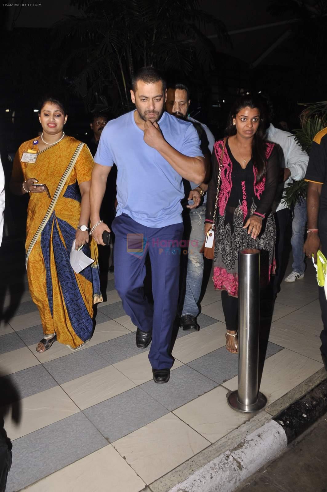 Salman Khan snapped at Airport on 21st Oct 2015
