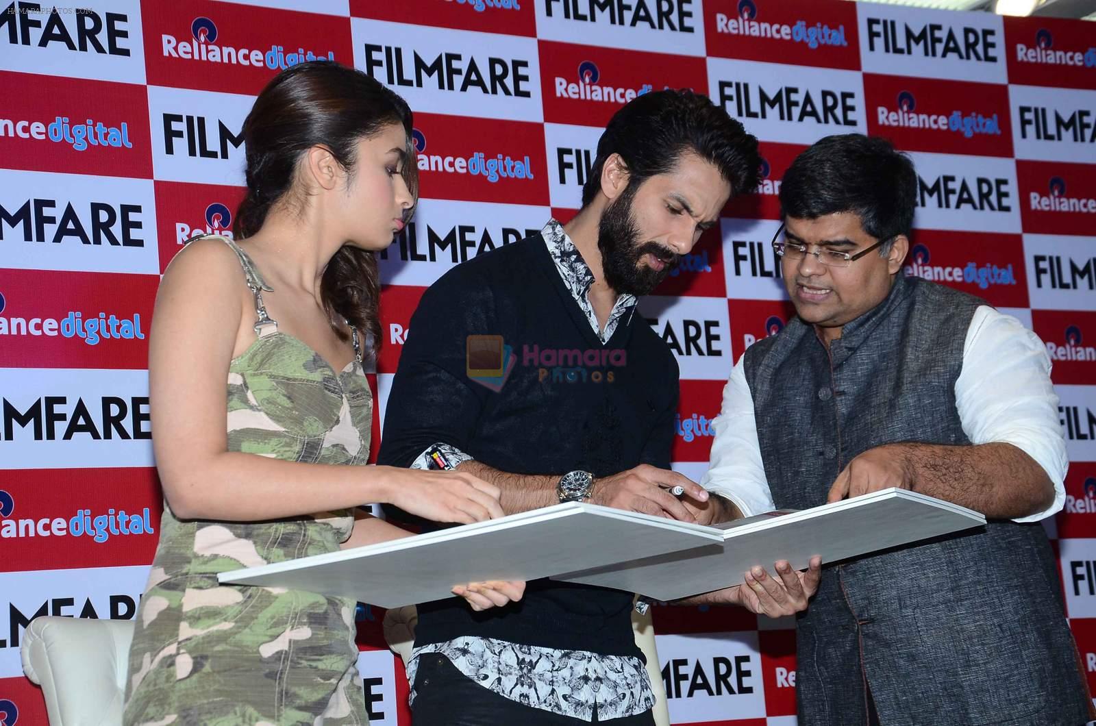 Alia Bhatt, Shahid Kapoor at Filmfare cover launch in Mumbai on 21st Oct 2015