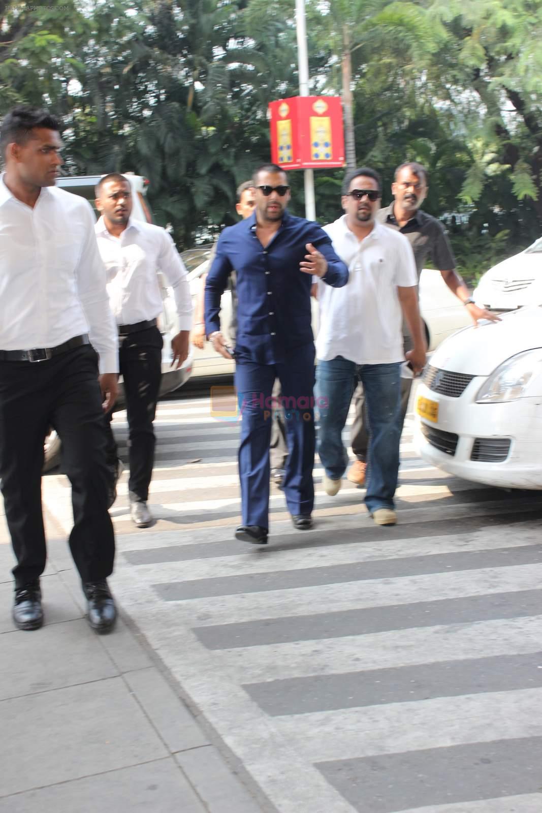 Salman KHan snapped at airport on 21st Oct 2015