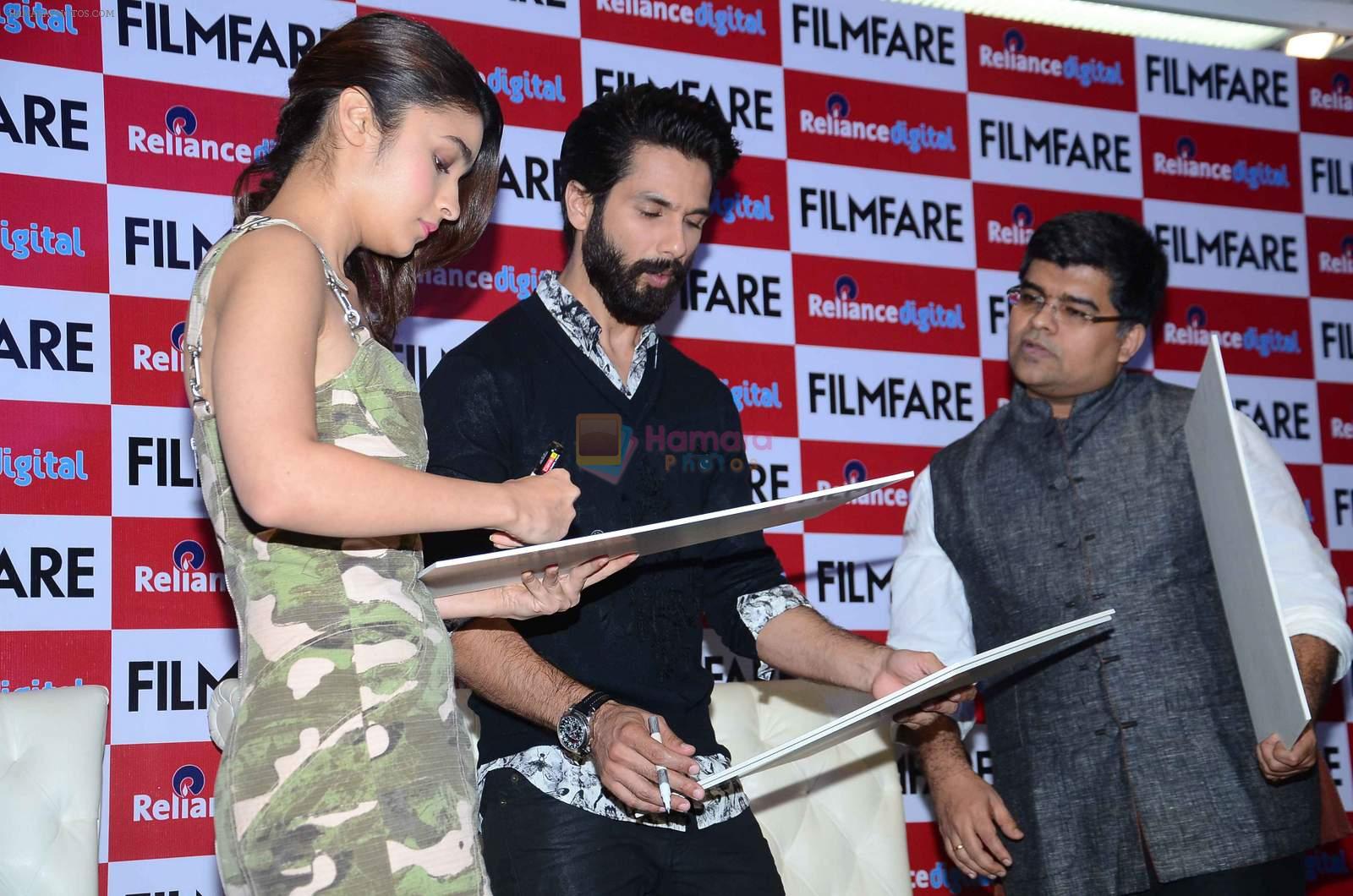 Alia Bhatt, Shahid Kapoor at Filmfare cover launch in Mumbai on 21st Oct 2015