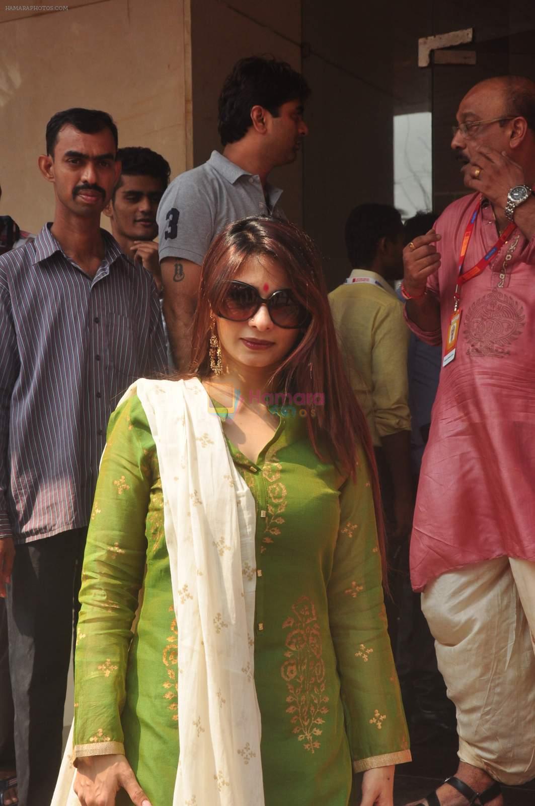 Tanisha Mukherjee at North Bombay Sarbojanin Durga Puja 2015 on 22nd Oct 2015