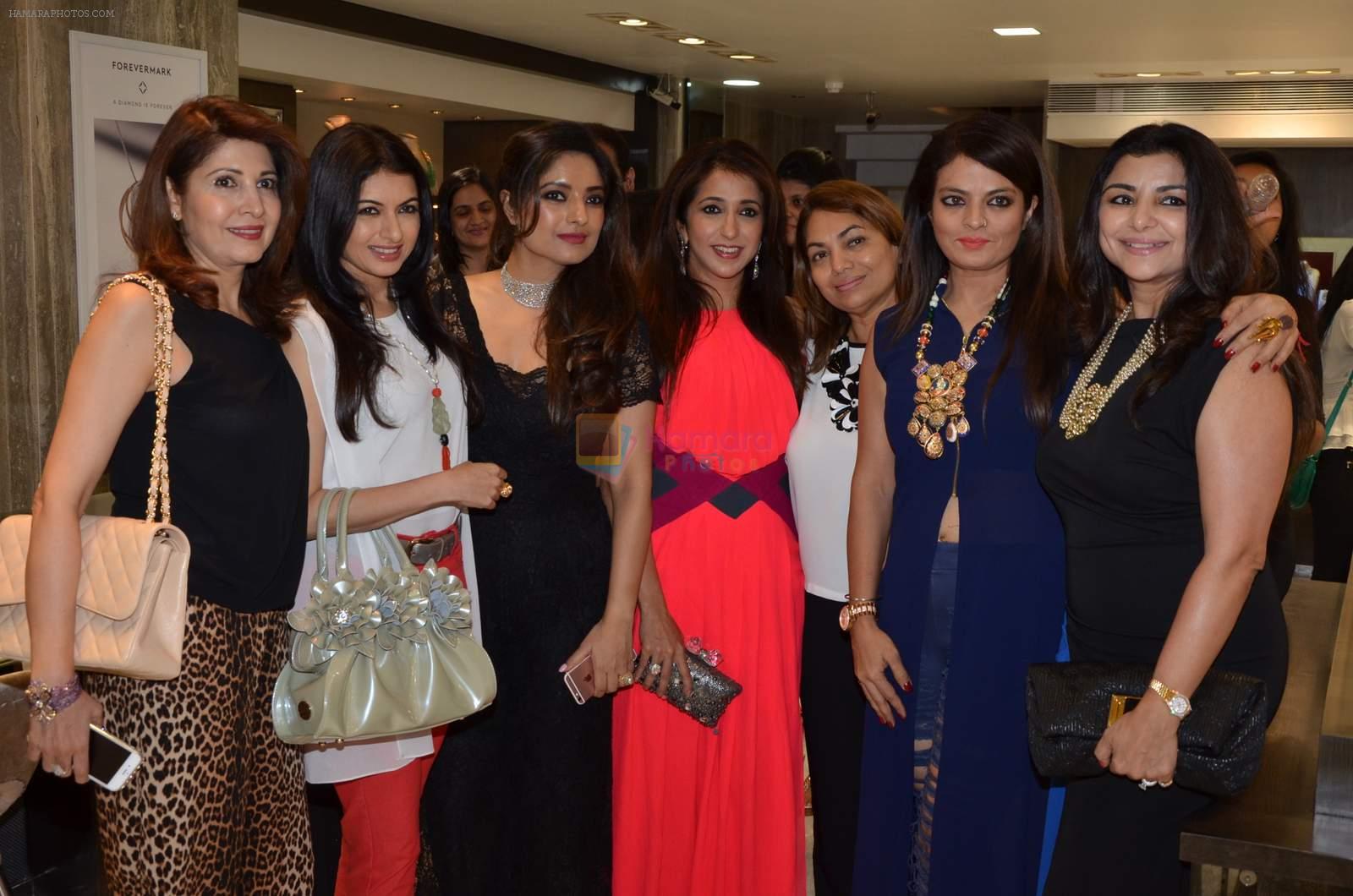 Bhagyashree at Mahesh Notandas store for festive collection launch on 23rd Oct 2015