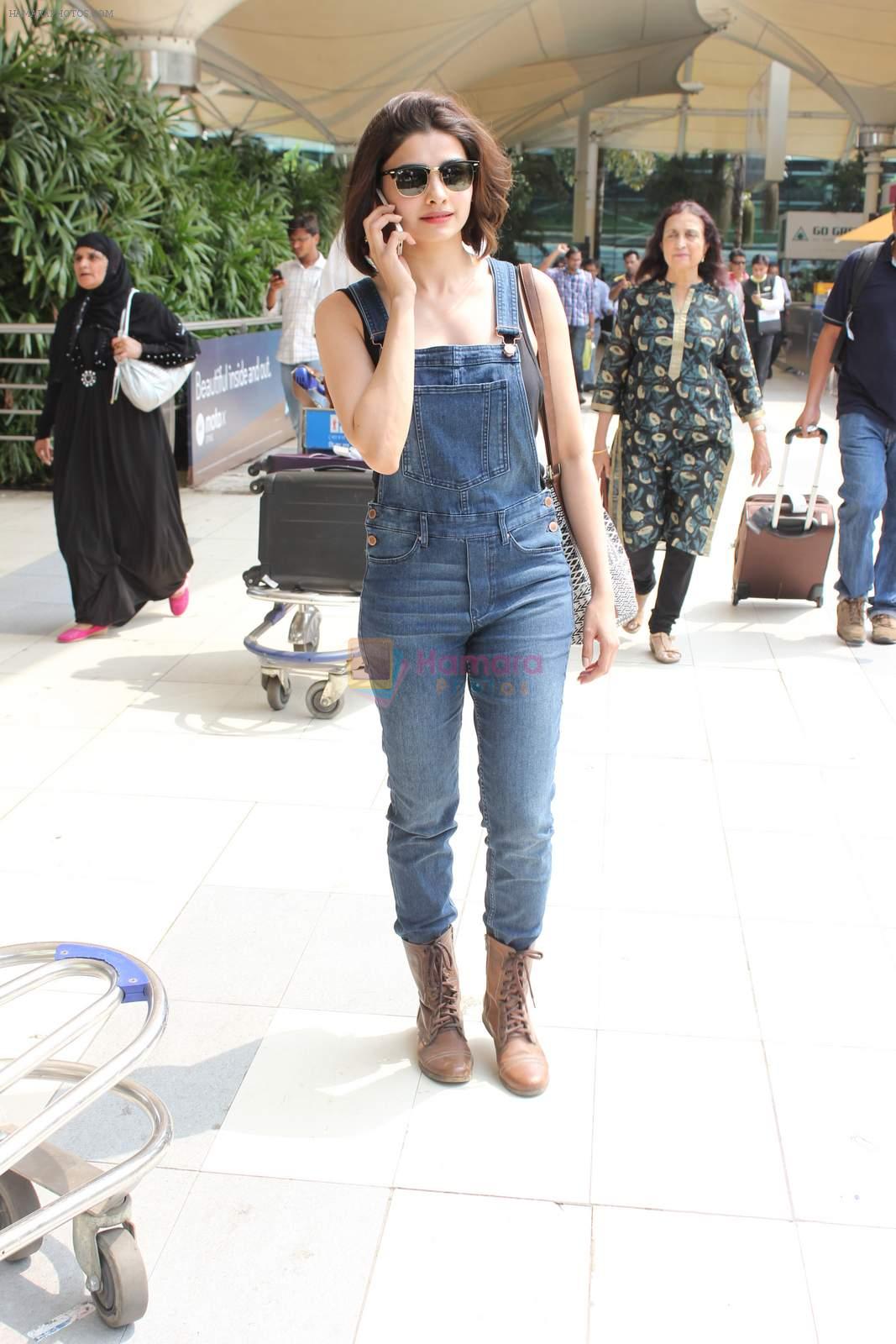 Prachi Desai snapped at airport on 24th Oct 2015
