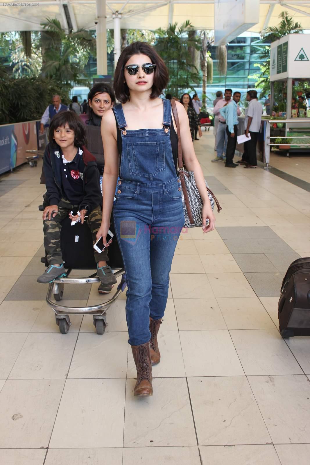 Prachi Desai snapped at airport on 24th Oct 2015