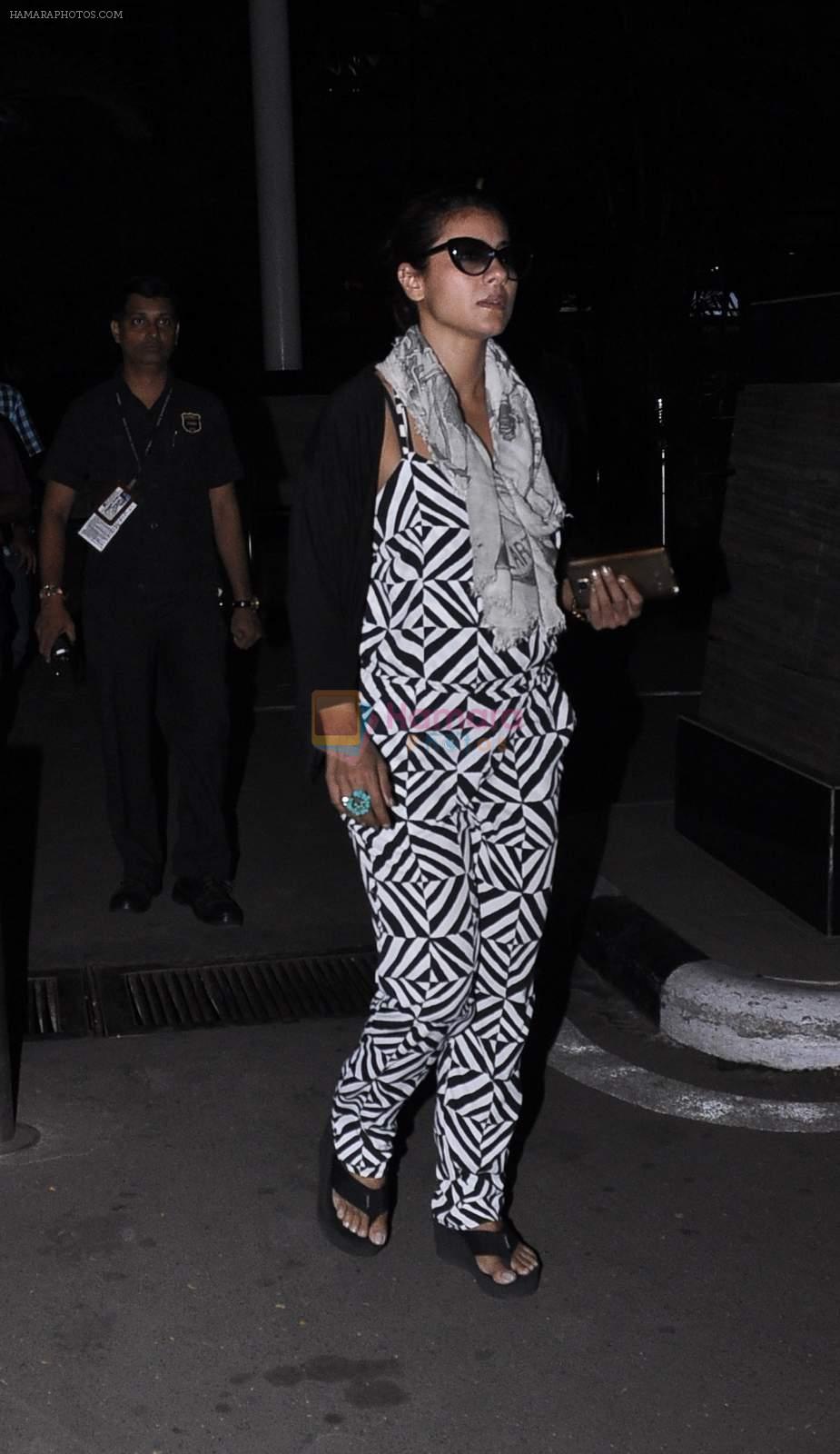 Kajol returns from Dilwale shoot in Hyderabad on 25th Oct 2015