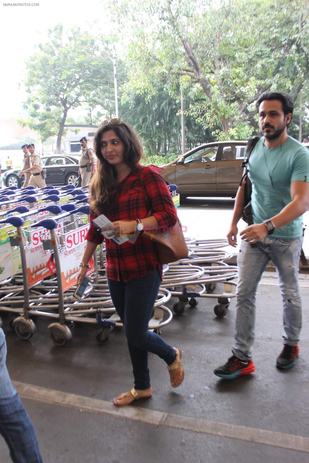 Emraan Hashmi snapped at airport on 25th Oct 2015