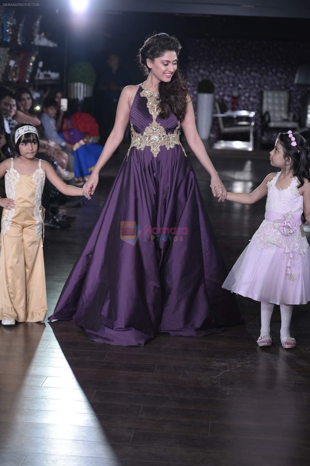 Manjari Phadnis walks for Amy Billimoria charity show in Juhu, Mumbai on 26th Oct 2015