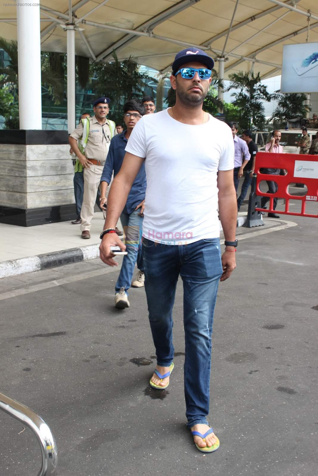 Yuvraj Singh snapped at airport on 26th Oct 2015