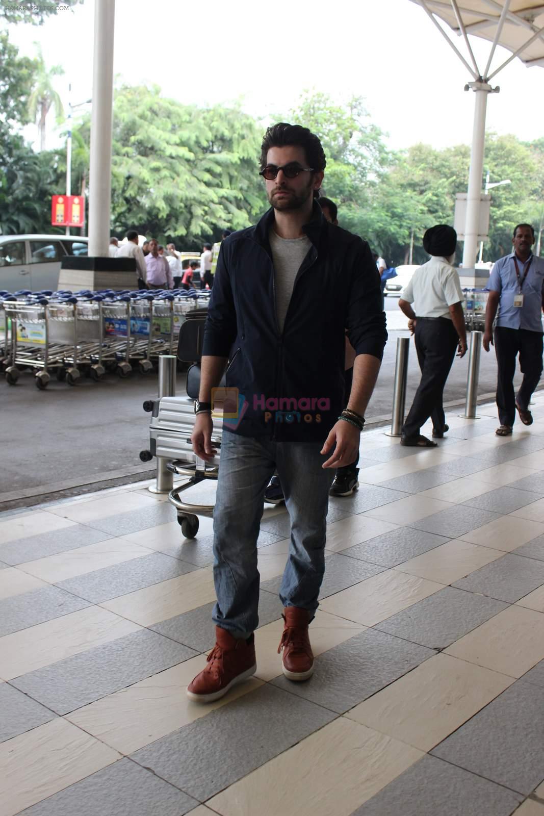 Neil Mukesh snapped at airport in Mumbai on 27th Oct 2015
