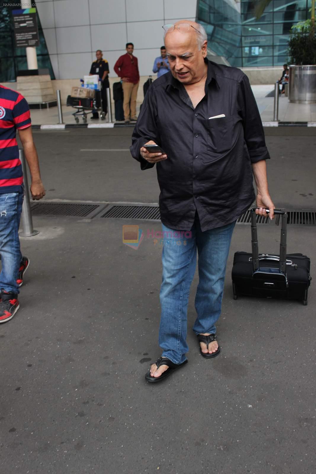 Mahesh Bhatt snapped at airport on 28th Oct 2015