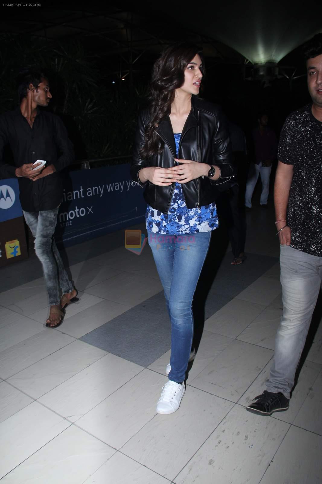 Kriti Sanon snapped at airport on 28th Oct 2015