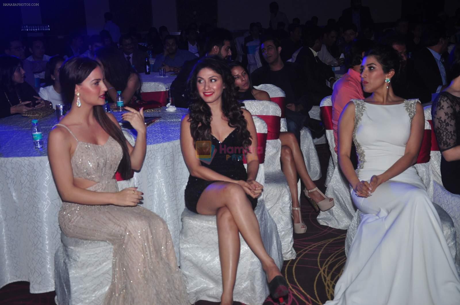 Elli Avram, Manjari Phadnis, Sophie Choudry at Exhibit Awards in Mumbai on 28th Oct 2015