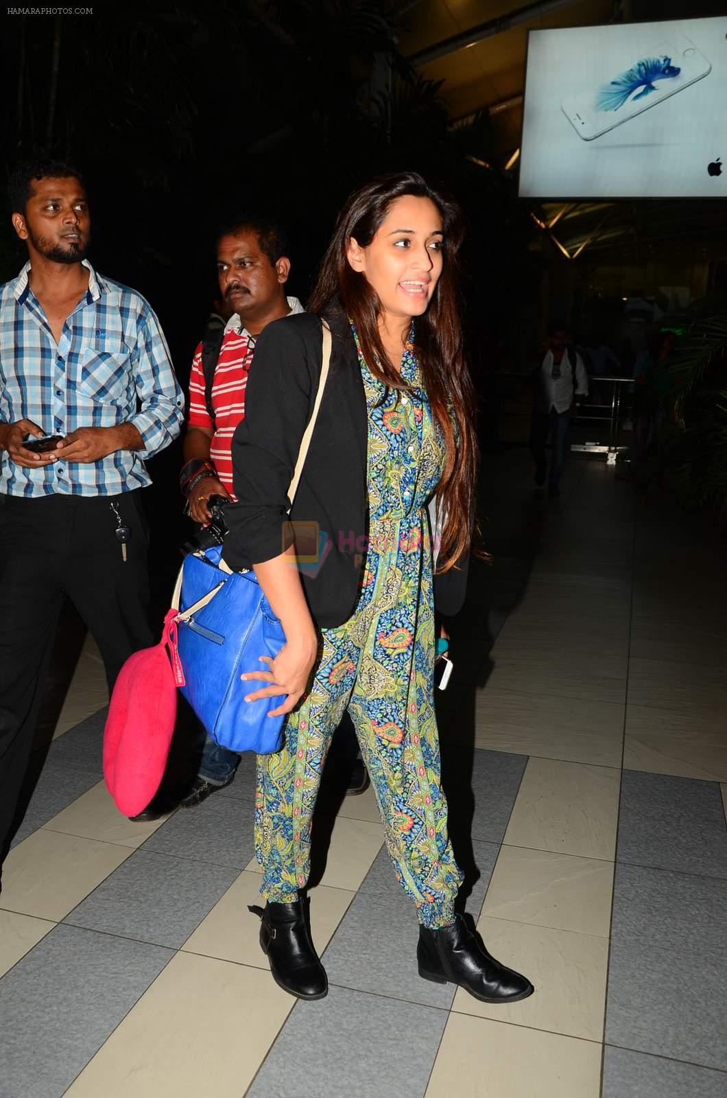 Shweta Pandit snapped at airport on 28th Oct 2015