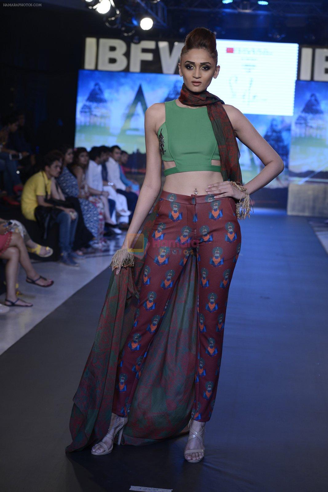 Model walk the ramp for Shweta Puthran Show at Gionee india beach fashion week day 1 on 29th Oct 2015