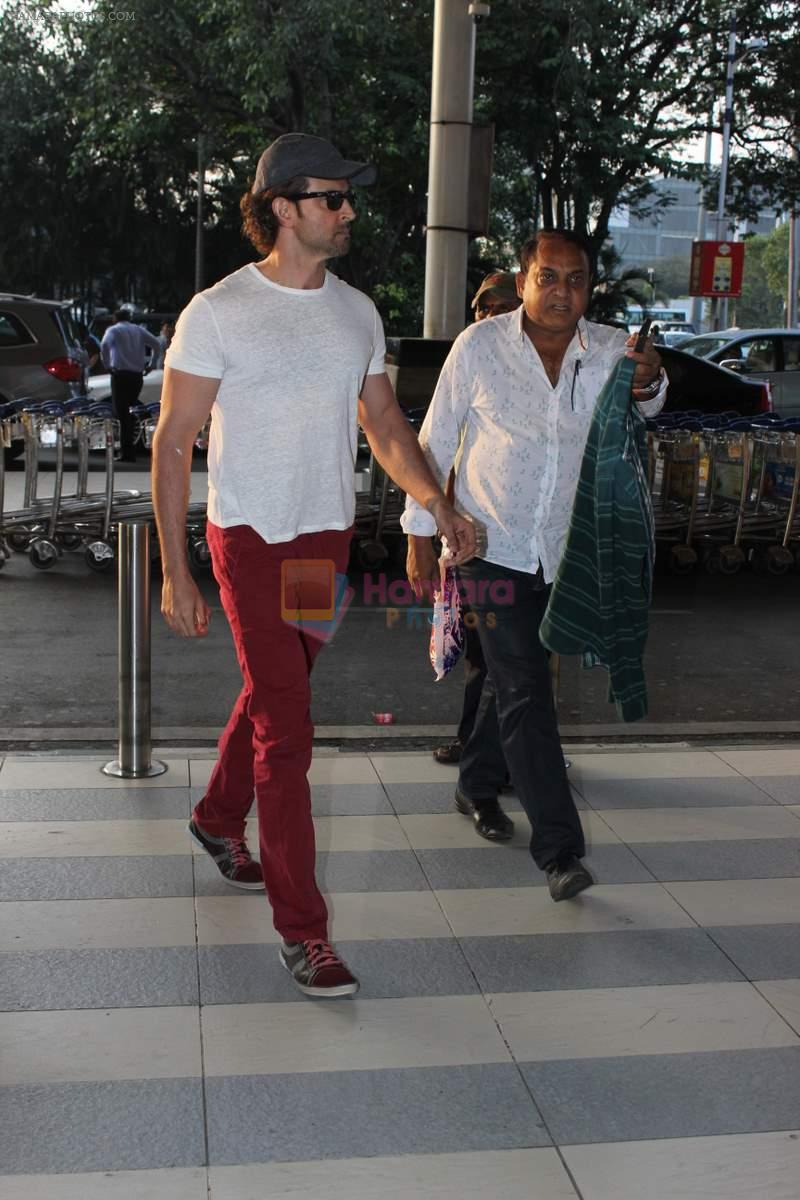Hrithik Roshan snapped at the airport on 30th Oct 2015