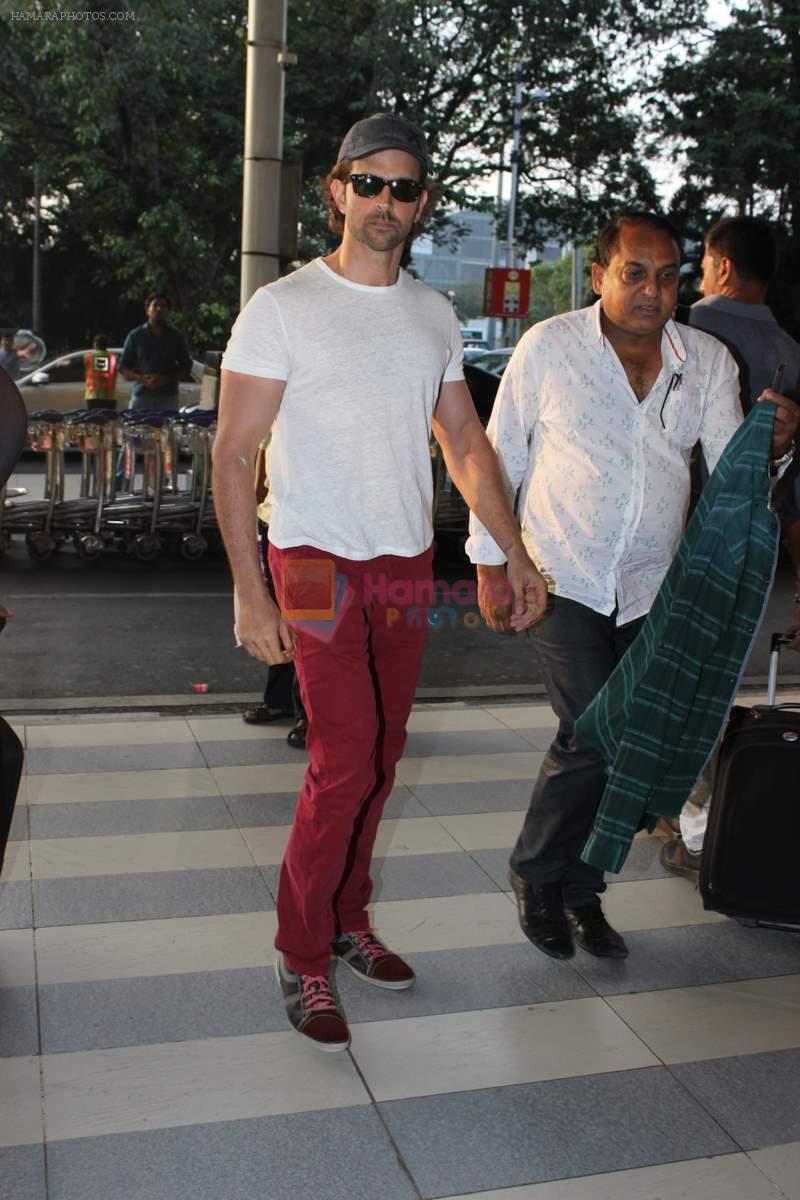 Hrithik Roshan snapped at the airport on 30th Oct 2015