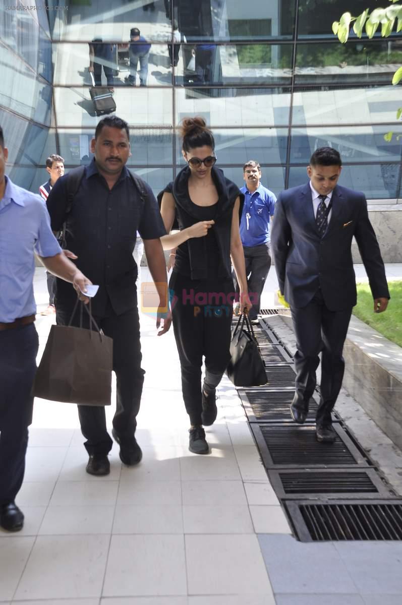 Deepika Padukone snapped at the airport on 30th Oct 2015