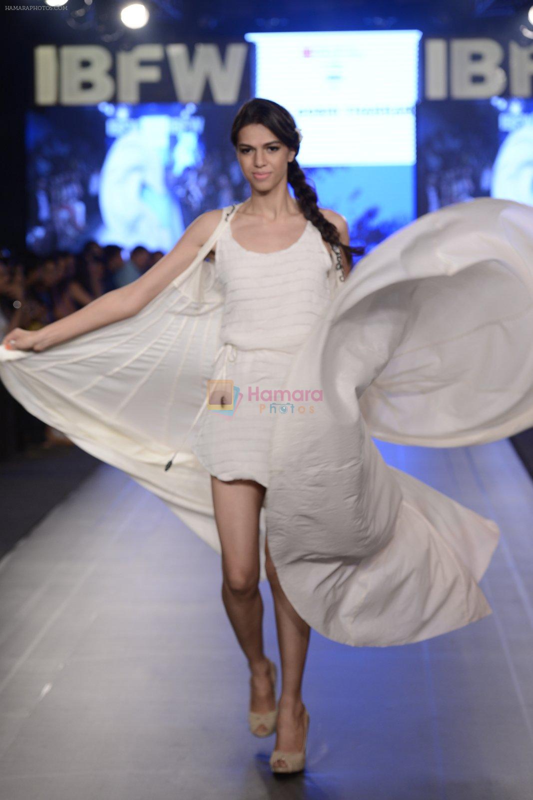 Model walk the ramp for Zeel Doshi Thakkar show on day 3 of Gionee India Beach Fashion Week on 31st Oct 2015