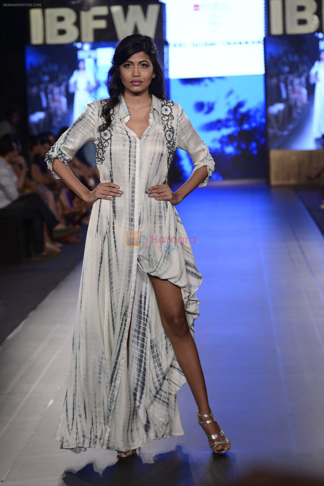 Model walk the ramp for Zeel Doshi Thakkar show on day 3 of Gionee India Beach Fashion Week on 31st Oct 2015