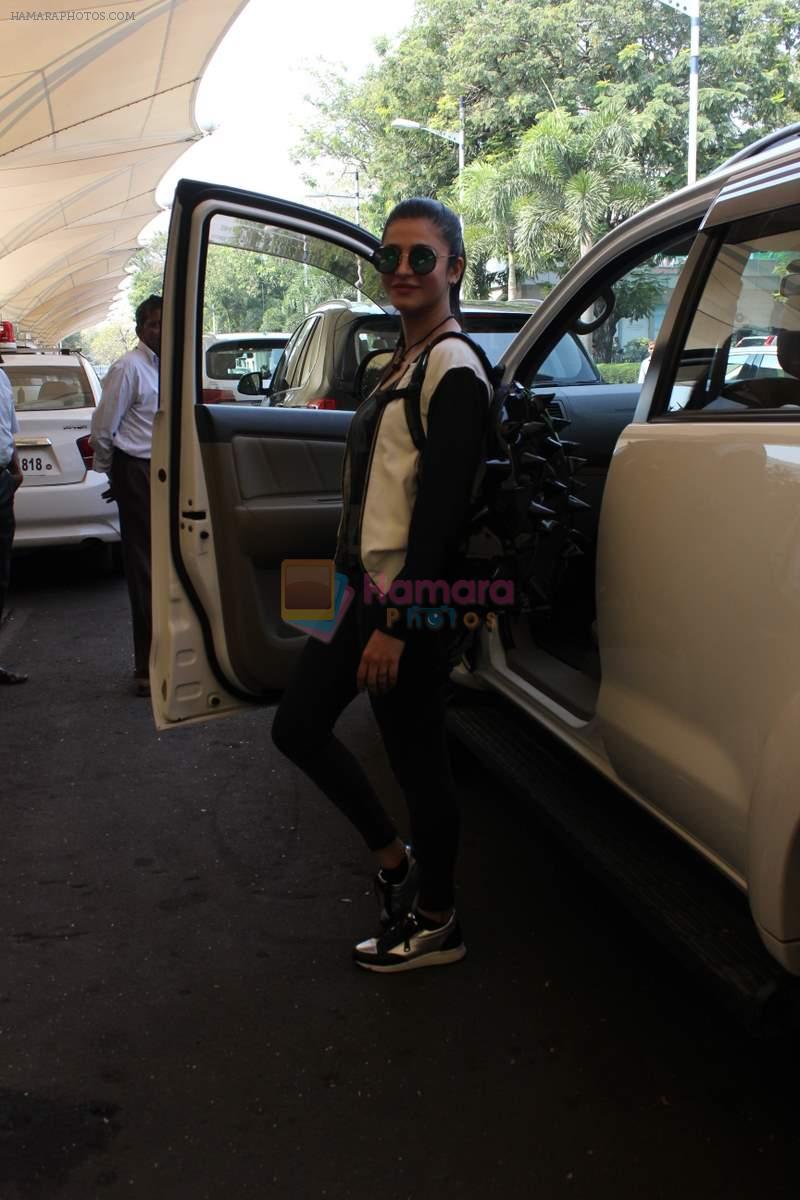 Shruti Haasan snapped at the airport on 31st Oct 2015