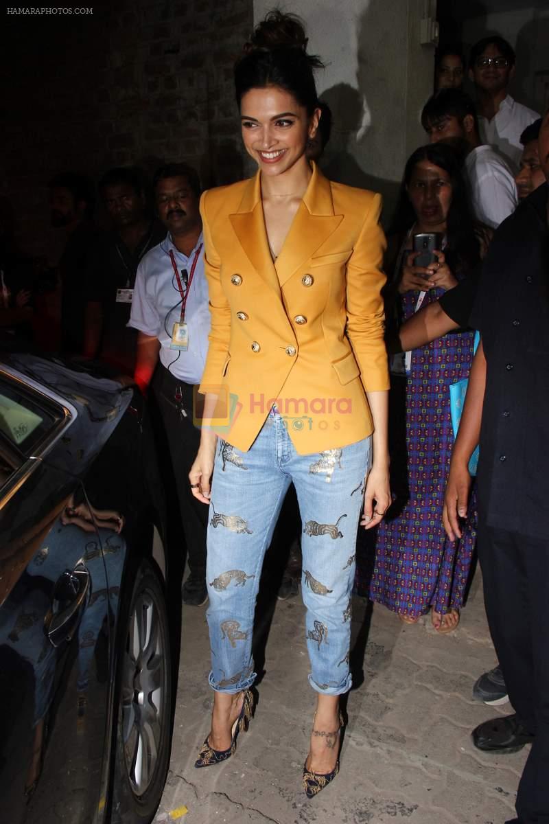 Deepika Padukone snapped in Mumbai on 31st Oct 2015