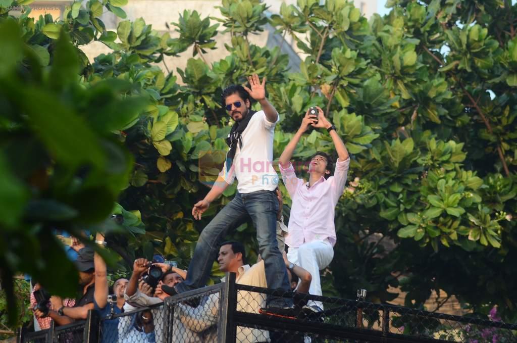 Shahrukh Khan meets fans on the eve of his 50th bday