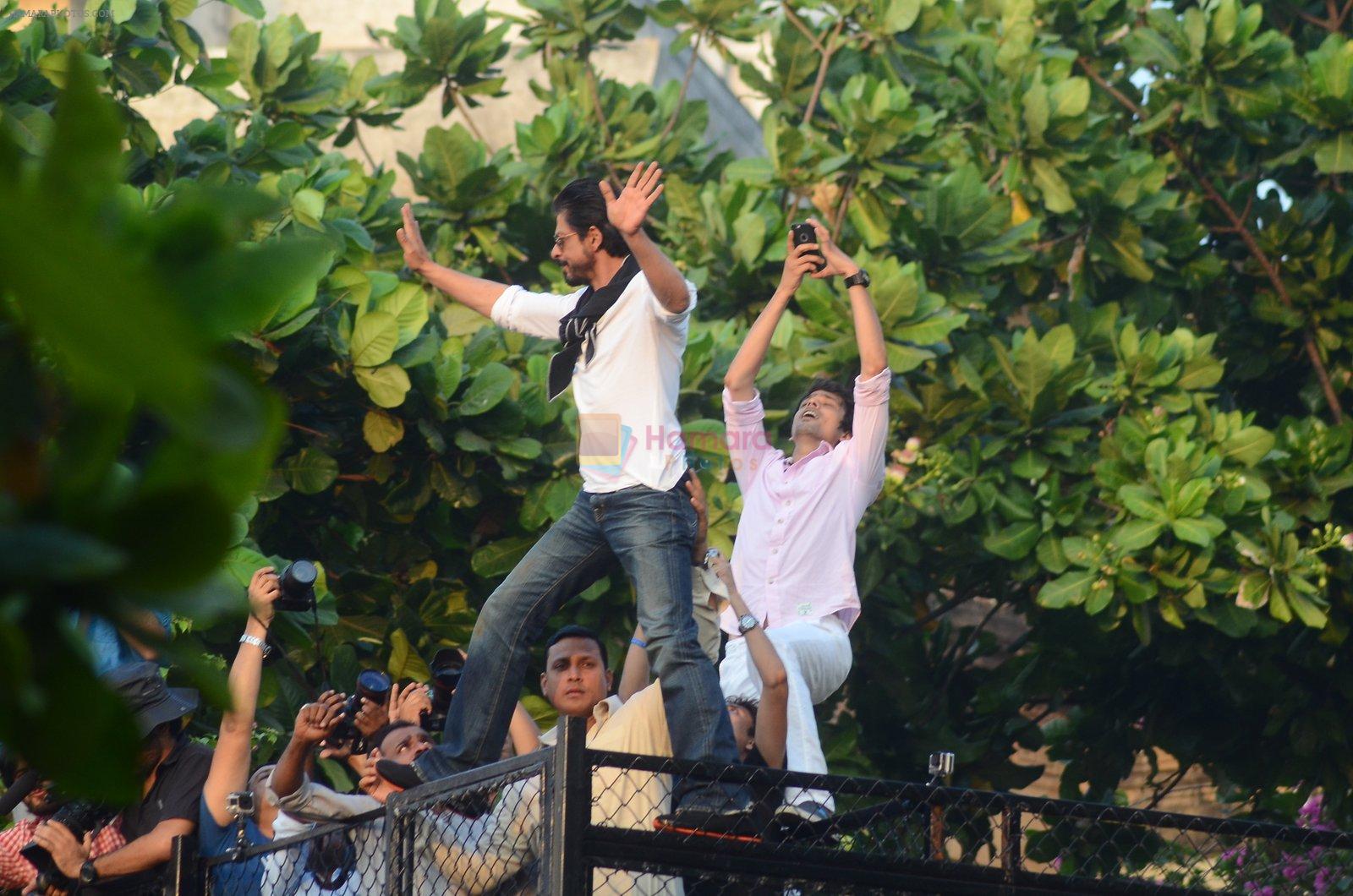 Shahrukh Khan meets fans on the eve of his 50th bday on 2nd Nov 2015